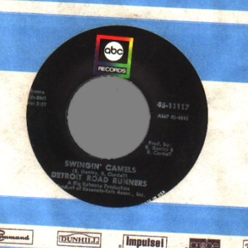 THE DETROIT ROAD RUNNERS - Swingin' Camels / New Kind Of Love - 45T (SP 2 titres)